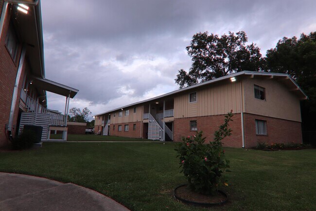 Building Photo - 1604 W Cherry Ave
