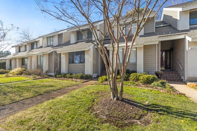 Building Photo - Townhome on Lake Bradford off Shore Drive ...