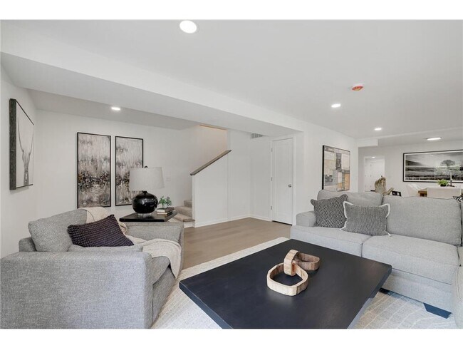 Foto del edificio - 5111 Colonial Dr
