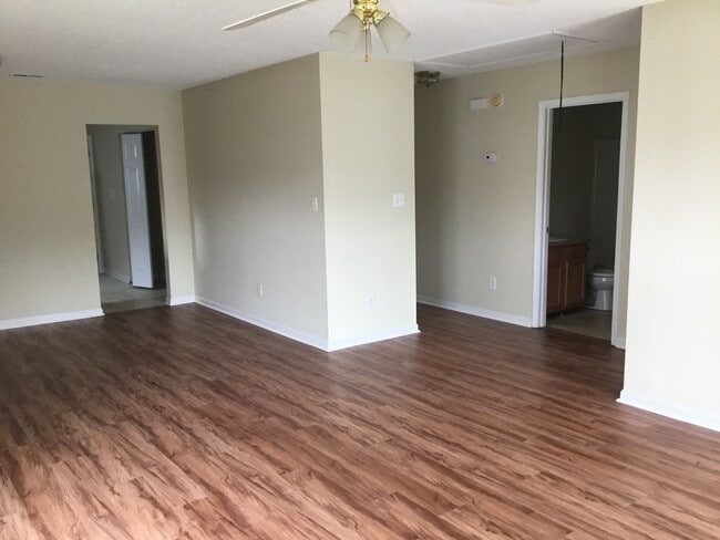 Building Photo - 2-Bedroom 2-Bath Renovated Duplex