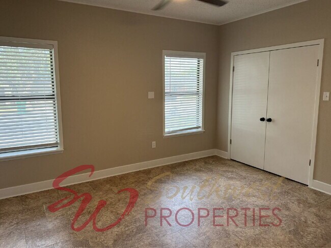 Building Photo - Very spacious 3 bedroom 2 bath in excellent neighborhood!