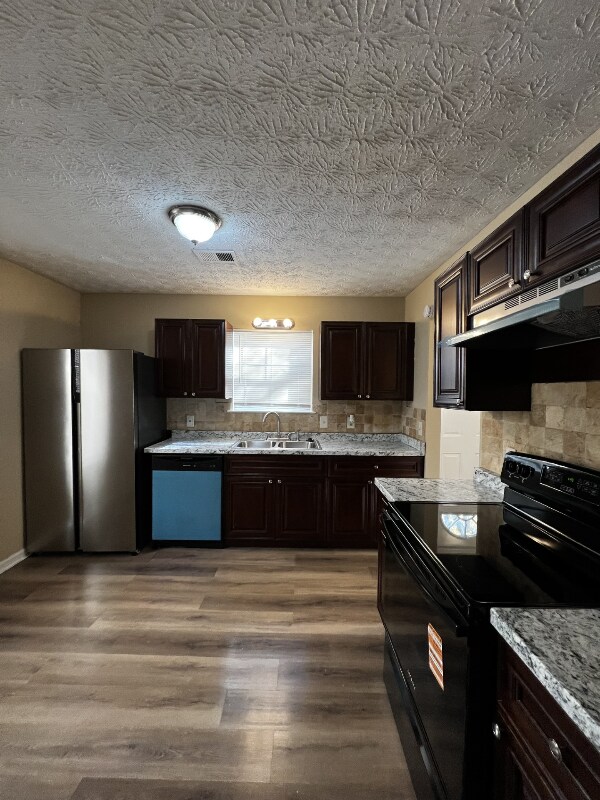 Foto del edificio - 6635 Meadow Green Cir