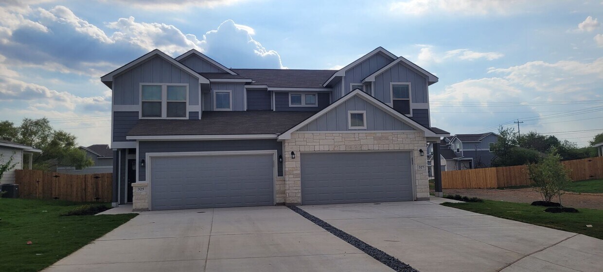 325/327327 Caleb Ct, Schertz, TX 78108 Townhome Rentals in Schertz