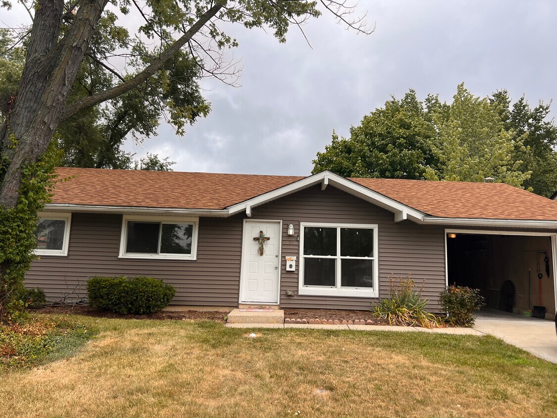 606 Pleasant Pl, Streamwood, IL 60107 House Rental in Streamwood, IL