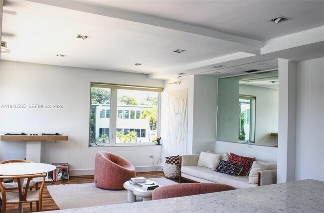 Foto del edificio - 4710 Pine Tree Dr