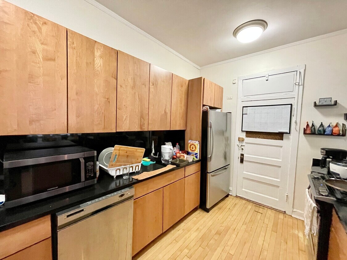Primary Photo - 512 W Belden Ave