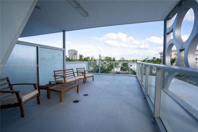 Foto del edificio - 8425 Crespi Blvd