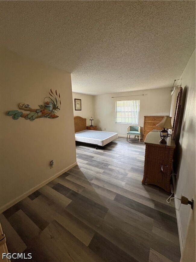 Foto del edificio - 6116 Whiskey Creek Dr