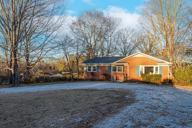 Building Photo - Price Improvement! 5 bedroom, 3 bathroom h...