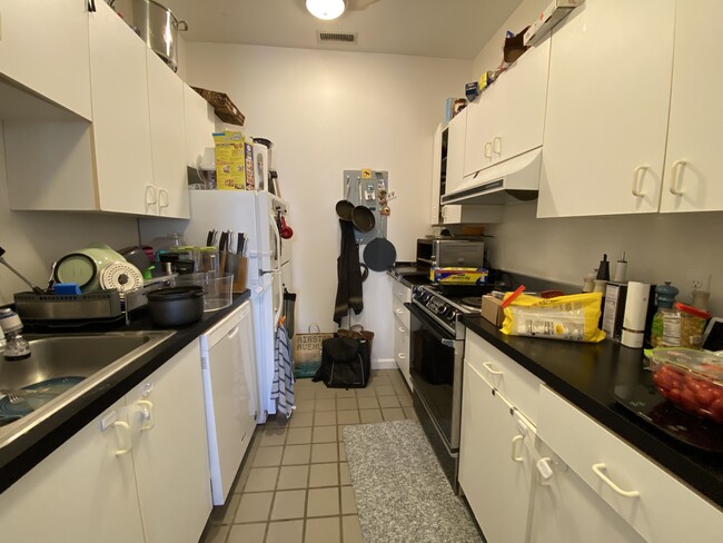 Building Photo - 218 Thorndike St
