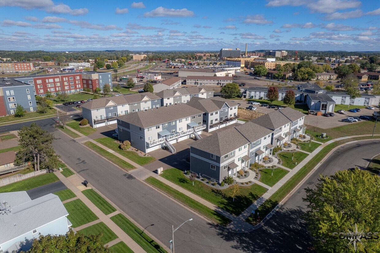 Foto principal - SPACIOUS UPDATED TOWNHOME WITH IN-UNIT LAU...