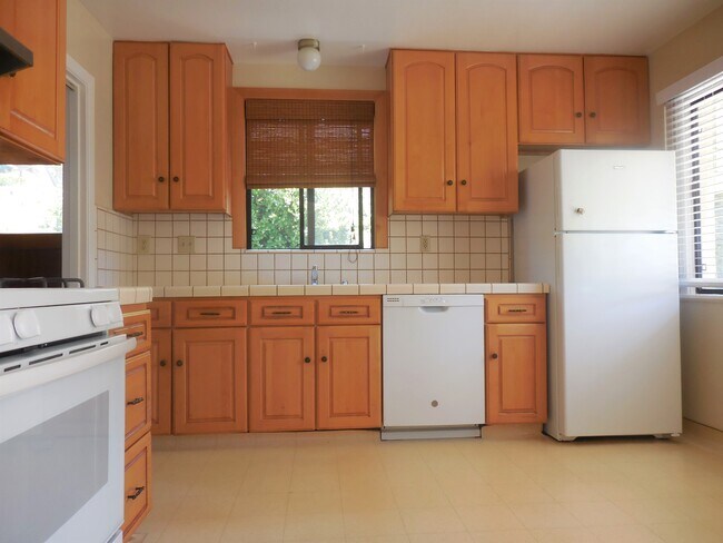 Building Photo - Cute and Quaint 2/1 Near Mills Peninsula!