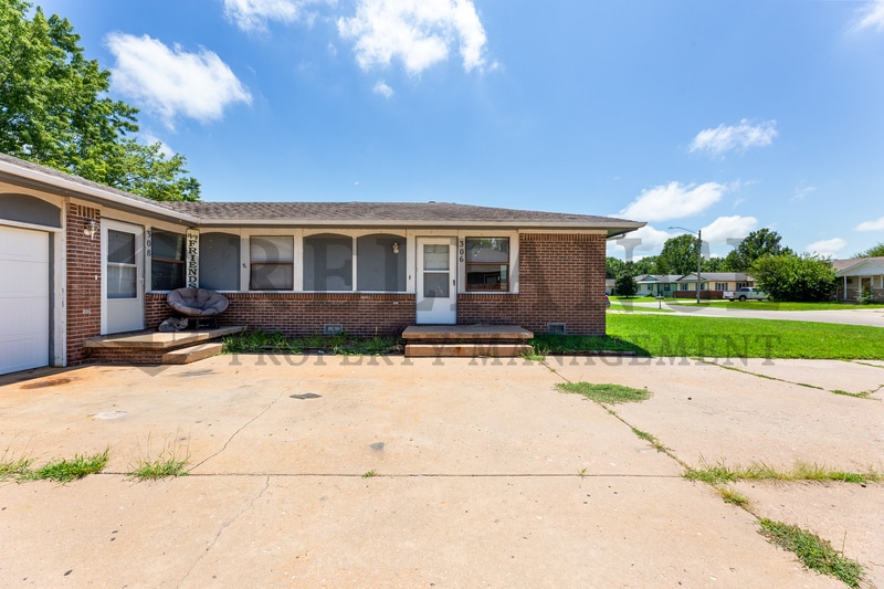 Primary Photo - 306 S Twin Pines Ave
