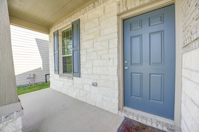 Foto del edificio - 338 Shady Cedar Hl Ln