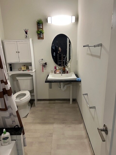 Baño - 69 King St