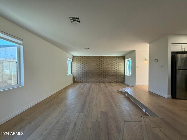 Building Photo - 416 E Balboa Dr