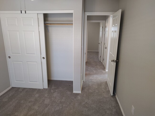 Building Photo - 2 Bedroom 1 Bath Condo in Desirable Chandl...