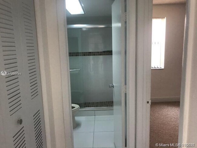 Foto del edificio - 17300 NW 68th Ave