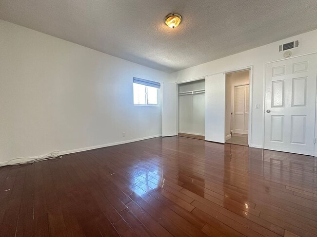 Building Photo - Three Bedrooms and Two Bathrooms