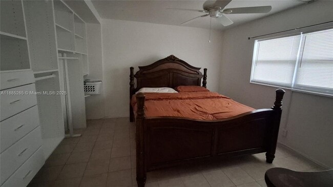 Building Photo - 5050 Bayview Dr