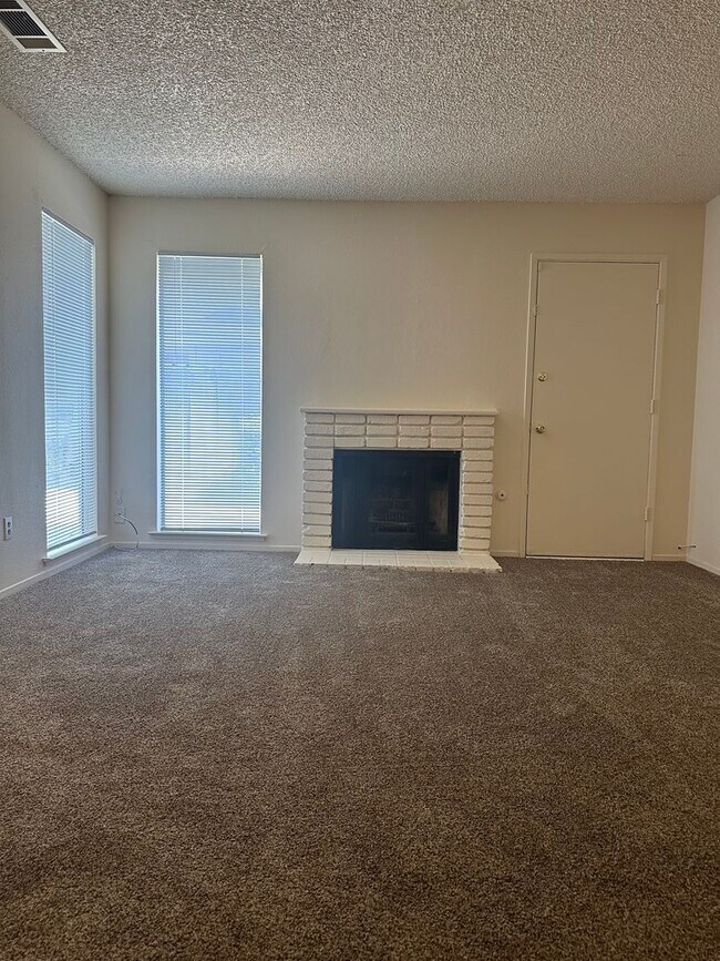 Building Photo - DeWitt Triplex