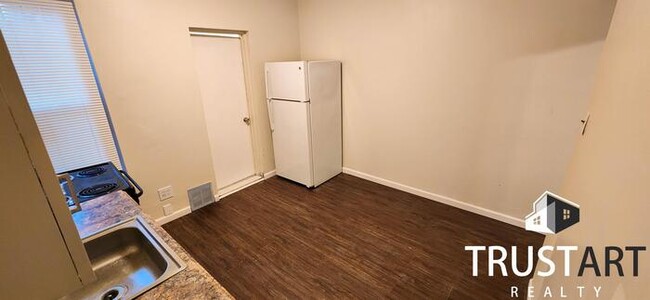 Building Photo - 3 bedroom house with backyard and basement.