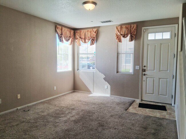 Foto del edificio - For Rent. 3 Bedroom, 2.5 Bath