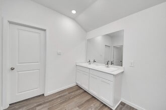 Building Photo - 6003 Bella Breeze Dr