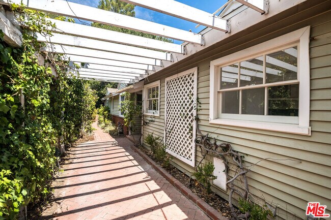 Foto del edificio - 11919 Lockridge Rd