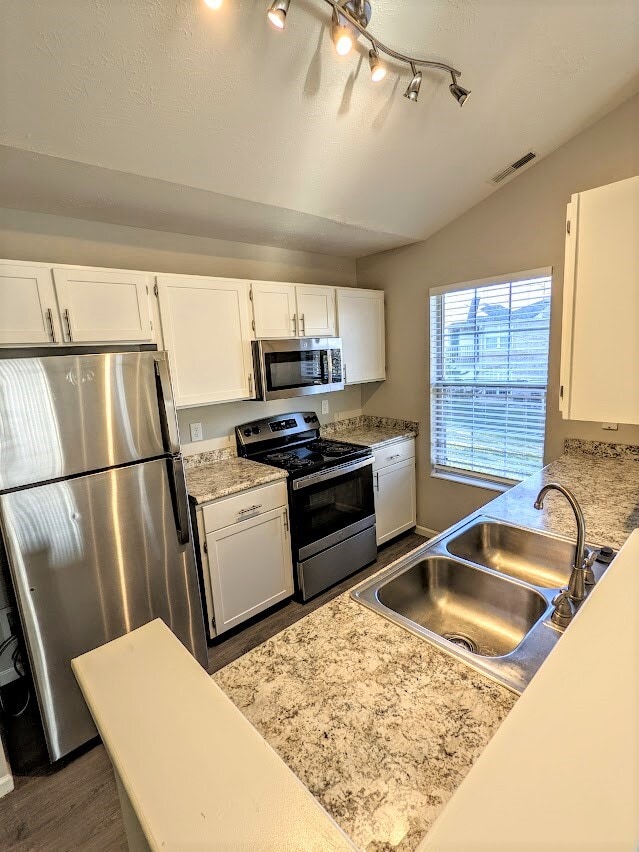 Building Photo - The Arbors of Yankee Vineyards