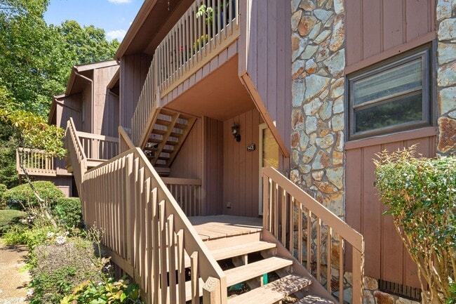 Building Photo - Renovated South Asheville Condo
