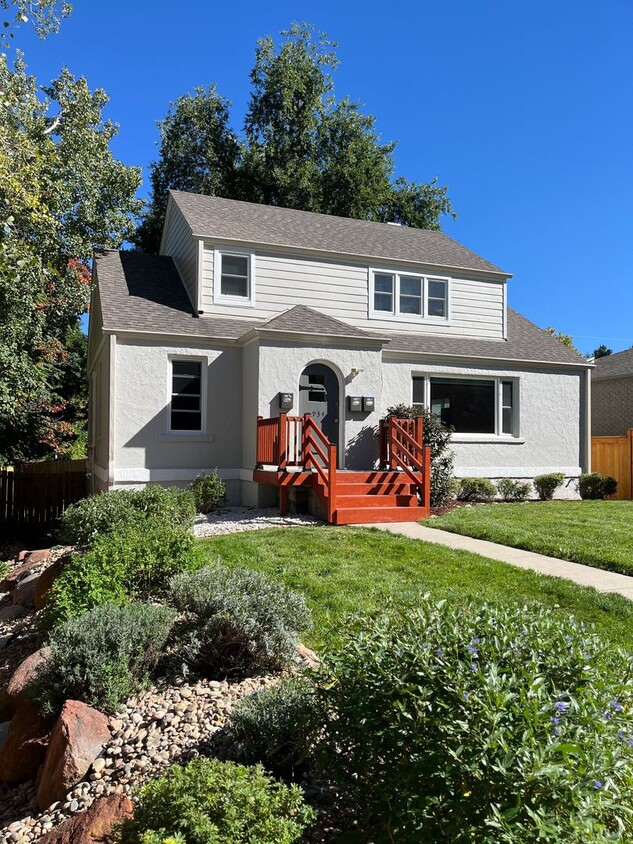 **FIRST MONTH FREE**Updated Garden Level apartment in coveted Chautauqua neighborhood - AVAILABLE... - Charming 2-Bed/1-Bath Basement Apartment -...