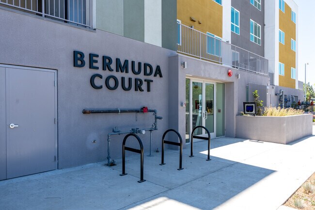 Entrada - Bermuda Court