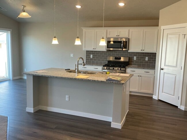 Building Photo - 4 bedroom 2 bath large loft area upstairs / All bedrooms downstairs