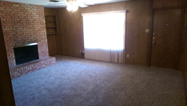 Foto del edificio - Cute & Quaint Duplex Located Across from A...