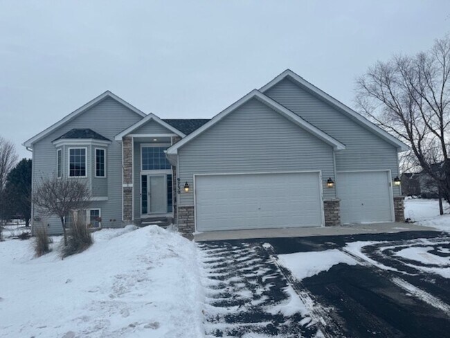 Foto del edificio - Gorgeous 6 Bed/3 Bath/3 Garage SFH with Screened in Porch, and Firepit in Minnetrista!