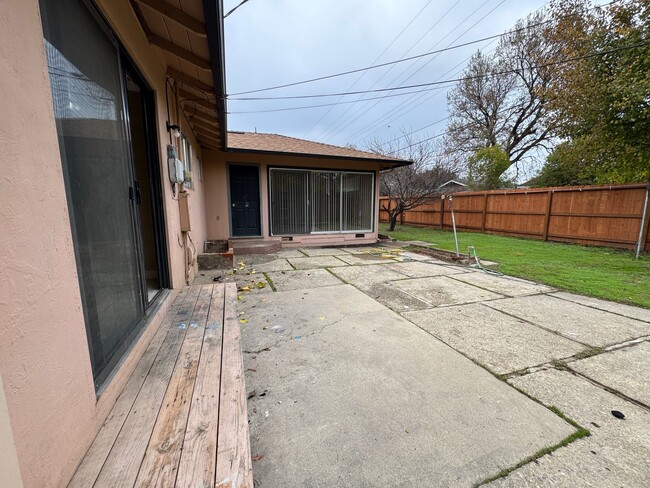 Building Photo - Four Bed, Three Bath Home In Stockton