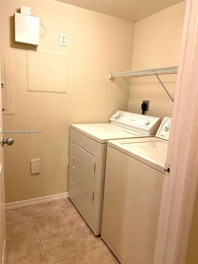 Foto del edificio - 2564 Centergate Dr