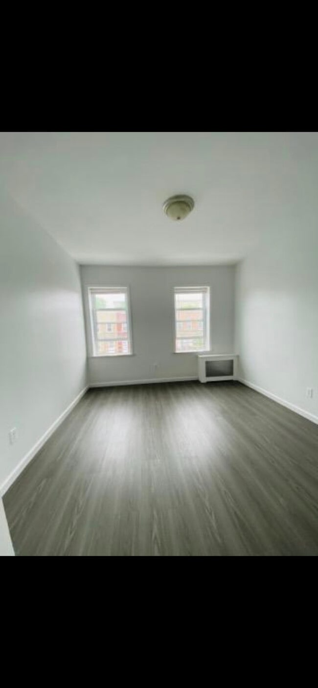 Building Photo - 1664 E 32nd St