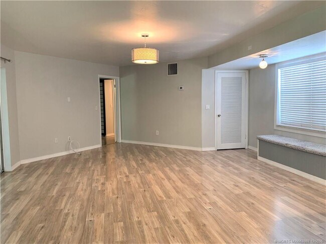 Building Photo - 3302 SE Aster Ln