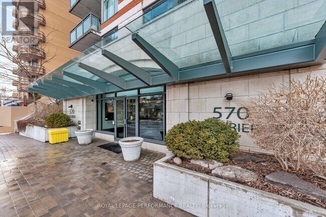 Building Photo - 570 Laurier Ave W