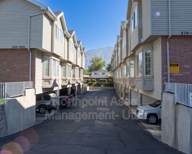 Foto del edificio - 882 N Main St