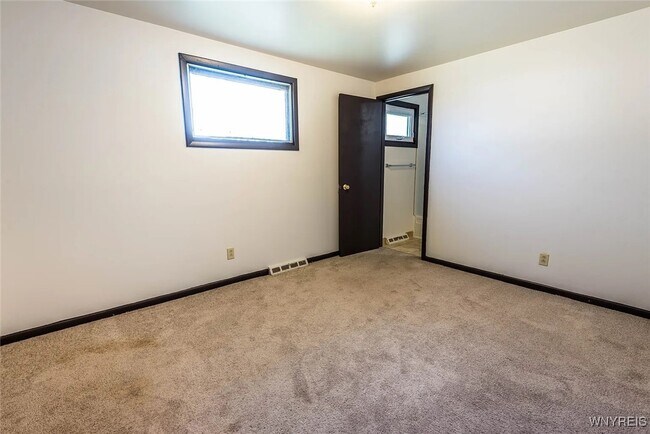 Building Photo - 111-Right Sunshine Dr