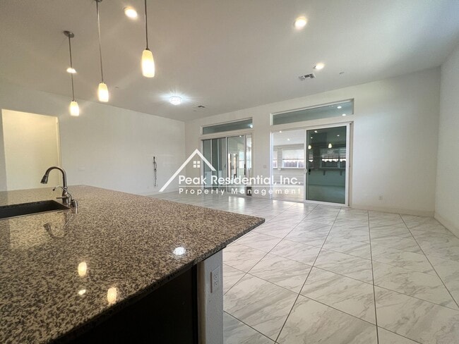 Building Photo - Updated Natomas 3bd/2.5ba Home with Spacio...