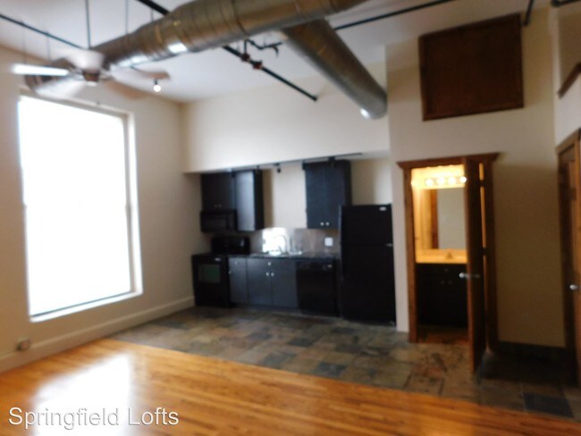 Building Photo - 210 E Walnut St
