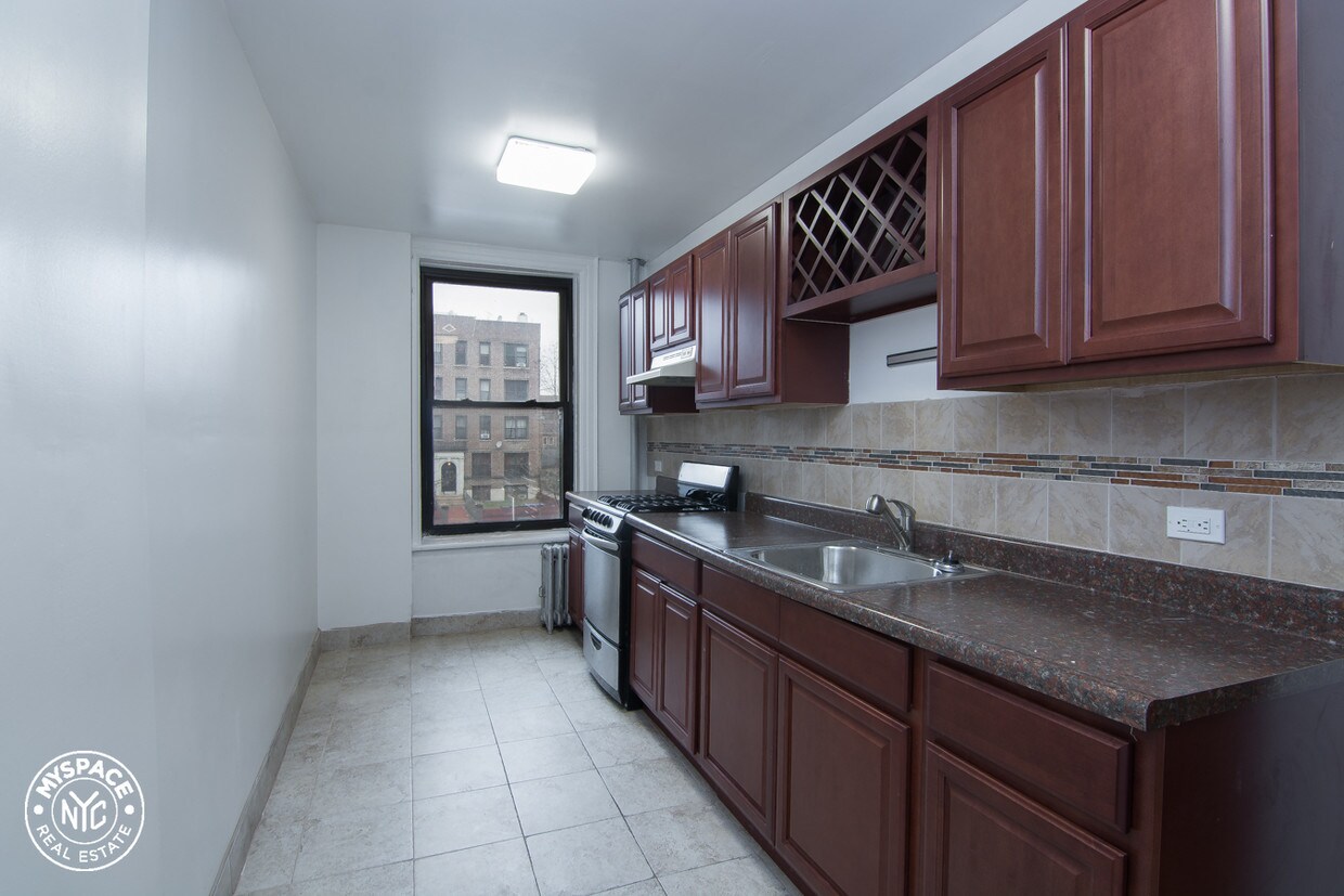 Primary Photo - 32 Lenox Rd
