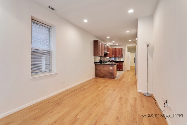 Sala de estar y comedor de concepto abierto - 602 W 26th St