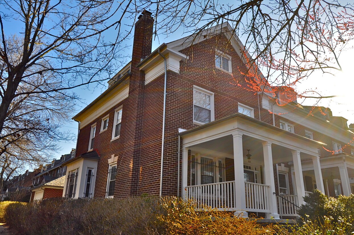 Outside View - 312 E University Pkwy