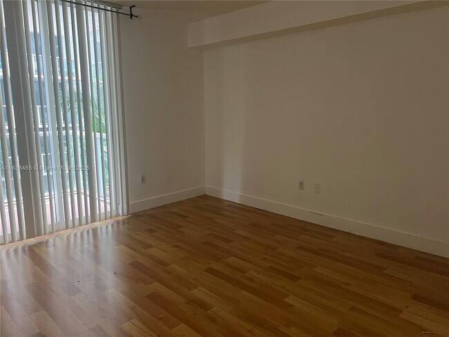 Foto del edificio - 5085 NW 7th St
