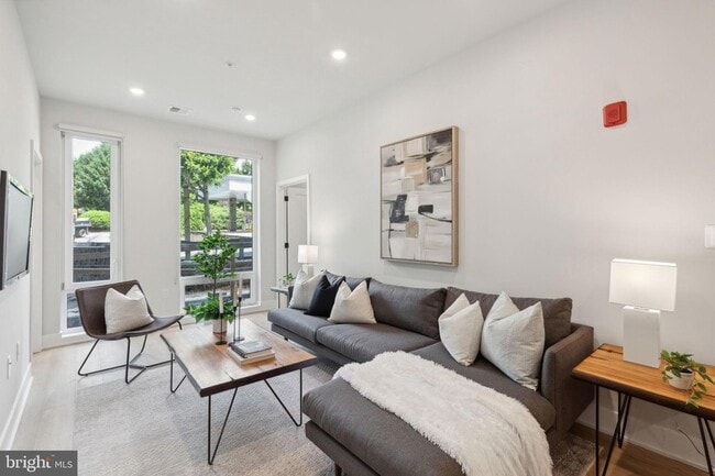 Foto del edificio - 6910 Ridge Ave